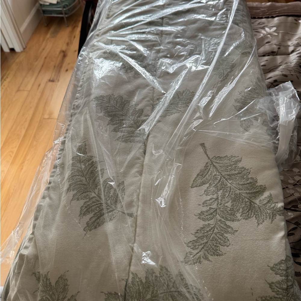 Leaf Patterned Comforter